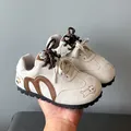 Scarpe da ginnastica per bambini panna con accenti marroni e ricamo a gatto - Taglia 26 (Lunghezza Interna 16.7cm) / Stile Grigio Patchwork Ricamo Gatto / Grigio