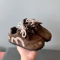 Sneakers in camoscio marrone per bambina con ricamo gatto e design retrò sportivo - Taglia 26 (Lunghezza Interna 16.7cm) / Stile Marrone Patchwork Ricamo Gatto / Marrone