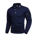 Dettaglio della polo a maniche lunghe blu navy con texture a nido d'ape e tasca. - Taglia S / Top / Blu navy