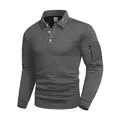 Dettaglio polo grigia a maniche lunghe da uomo con tessuto strutturato e tasca zip - Taglia S / Top / Grigio