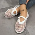 Gros plan de sandales plates en maille blanche avec boucle métal et bout rond - 36 / Blanc