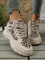 Zapatillas de moda con estampado de leopardo, paneles de cuero beige y suela de plataforma. - 36 / Caqui