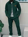 Detailansicht eines dunkelgrünen, strukturierten Freizeit-Jacketts und Hosen-Sets - Dunkelgrün