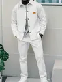 Elegantes weißes Herren-Set aus strukturierter Freizeitjacke und passender Hose. - S / Oberteil Und Unterteil / Weiß