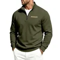 Vue détaillée du sweat-shirt olive pour hommes avec col zippé et écusson sur la poitrine - Vert Militaire