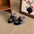 Gefütterte High-Top-Winterschuhe für Kinder mit weicher Sohle für ein warmes Gehen. - 18 / Schwarz und Grau