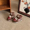 Detailansicht der gemütlichen braunen Kinder-Wintersneaker mit warmem Kunstfell - 17 / Rot
