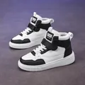 Sneakers alte alla moda in bianco e nero con un cinturino in velcro regolabile - 28 / bianco e nero
