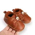 Nahaufnahme von braunen Lauflernschuhen für Babys mit warmem Futter und Knebel - Innenlänge 11cm / Kaffeebraun