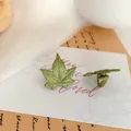 Orecchini a clip a forma di foglia verde opaca in stile foresta con trama realistica - Orecchini a clip / Verde Opaco