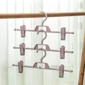 Verstellbare, rutschfeste rosa Hosenbügel aus Kunststoff mit Clips, platzsparendes Design. - Rosa