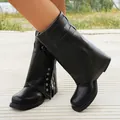 Retro-Stiefel in Schwarz für Damen mit Gürtelschnalle und Nieten im Hosenbein-Stil - 36 / Schwarz