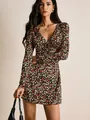 Vue détaillée d'une mini-robe romantique à fleurs avec un décolleté en V très profond. - S / Noir Floral