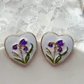 Orecchini a perno vintage a cuore con design in smalto a fiori di iris viola - 2.2cm / Bianco