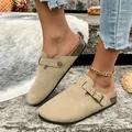 Sabot chiusi da donna in pelle scamosciata beige con fibbia in metallo regolabile - 36 / Kaki