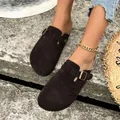 Mules casual da donna in pelle scamosciata marrone scuro con elegante fibbia regolabile - 36 / Caffè