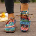 Dettaglio scarpe in tela stile etnico da donna con motivi vivaci e suola in sughero. - 36 / Blu