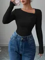 Dettaglio ravvicinato della maglia a coste nera da donna con scollo asimmetrico. - Taglia S / Top / Nero