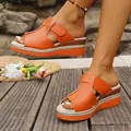 Élégantes sandales à plateforme orange avec brides velcro pour femmes sur pont en bois - 36 / Rouge Orangé