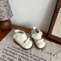 Détail de bottines Martin beiges pour filles avec froufrous en dentelle et nœuds sur lin - 16 / Beige