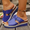 Gros plan de sandales à plateforme bleues avec velcro portées sur un pont en bois. - 36 / Bleu