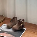 Vista dettagliata di stivaletti invernali marroni per bambini con nappe e ciondoli dorati - Taglia 16 Lunghezza Interna 12.5cm Adatto per Piedi 11.5-12cm / Cachi