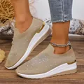 Detailansicht der beigefarbenen Keil-Sneaker aus Fly-Knit mit elegantem Strassbesatz. - Khaki