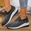 Vue détaillée des baskets compensées noires pour femmes avec strass étincelants. - 37 / Noir