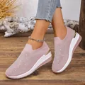 Gros plan sur des baskets compensées roses ornées de strass avec des détails dorés chic. - 37 / Rose