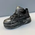 Détail de profil de la basket montante en cuir noir vieilli à semelle épaisse - 38 / Noir