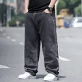 Bequeme lockere Herrenjeans mit geradem Bein in Dunkelgrau, gewaschener Denim-Look. - 28 / Unterteile / Grau
