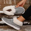 Detail von grauen Stoff-Slippern mit weichem weißem Kunstfellfutter und Schnürung. - 36 / Grau