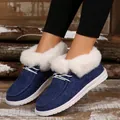 Detailansicht blauer Denim-Loafer mit warmem weißem Kunstfellfutter und Schnürsenkeln - 36 / Dunkelblau