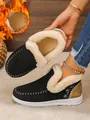 Close-up van dames winterschoenen met dikke imitatiebontvoering voor extra warmte - 36 / Zwart