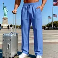 Blaue lässige Herrenhose mit geradem Bein in Reiseszene mit Koffer und Wahrzeichen - S / Unterteile / Hellblau