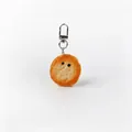 Gedetailleerd overzicht van een creatieve gesimuleerde koekjes sleutelhanger met gezicht - 40x81mm