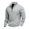 Detail van een grijze zware heren sweater met halve rits en een gestreepte kraag. - Lichtgrijs