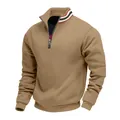 Detail van de kaki fleece sweater met de halve rits en gestreepte kraag afwerking - camel