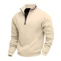 Gedetailleerd overzicht van de gestreepte kraag van een beige herensweatshirt met rits - Abrikoos