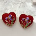 Eleganti orecchini vintage a cuore con smalto rosso e motivo di iris viola decorato. - 2.2cm / Rosso