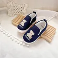 Bequeme navyblaue Slipper für Kinder aus Segeltuch mit süßer kleiner Bärenstickerei - Größe 18.0 (Innen 18cm) / Marineblau (Bär)