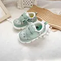 Nahaufnahme von leichten hellgrünen Babylauflernschuhen mit Klettverschlussriemen - Größe 15.0 / Olivgrün (Dinosaurier)