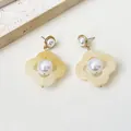 Boucles d'oreilles rétro françaises fleurs perle finition crème beige. - Blanc Cassé