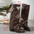 Bottes marron élégantes à bout pointu avec boucle métallique et talon épais - 36 / Brun Foncé