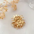 Vintage goldene Chrysanthemenblüten-Brosche im Barockstil für elegante Modeaccessoires - Brosche Ein Stück