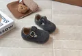 Nahaufnahme von grauen Kinder-Filzschuhen für den Winter mit warmem Fleecefutter - Größe 21 (Innenlänge 13.6cm) / Grau