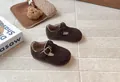 Nahaufnahme von braunen Wollfilz-Kinderschuhen mit warmem Fleecefutter und Metallschnalle - Größe 21 (Innenlänge 13.6cm) / Kaffeebraun