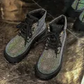 Détail de strass multicolores scintillants sur des bottines Martin noires à lacets - 35 / Noir