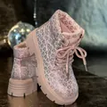 Vue détaillée des bottes Martin roses ornées de strass et d'une doublure fleurie. - 35 / Rose
