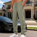 Pantaloni casual in lino verde salvia da uomo con dettagli a pieghe e coulisse. - Verde militare